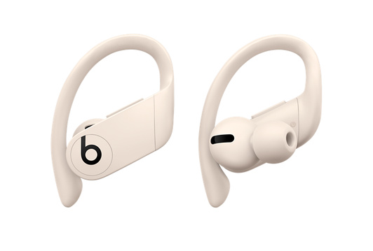 Os Auriculares sem fios Powerbeats Pro True Wireless, em marfim, com um sistema de encaixe na orelha ajustável e seguro, são personalizáveis com uma variedade de adaptadores para os ouvidos para proporcionar um maior conforto.