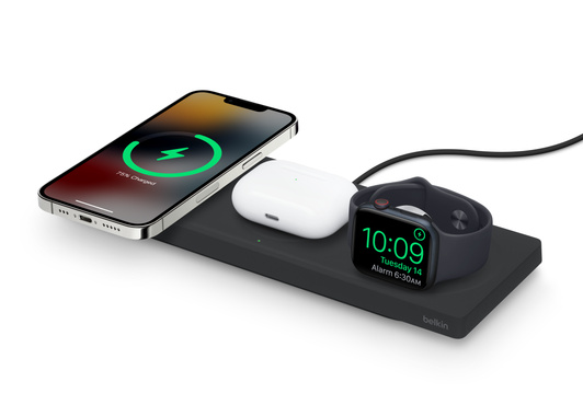 支持 MagSafe 的 Belkin Boost Charge Pro 三合一无线充电板可同时为 iPhone、适用于 AirPods 的无线充电盒和 Apple Watch 充电。