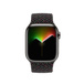 Vue avant d’un bracelet solo tressé montrant le cadran d’Apple Watch et la Digital Crown.