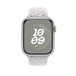 Bracelete desportiva Nike platina‑pura (branco) a mostrar o Apple Watch com caixa de 45 mm e Digital Crown.