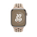 沙漠石色 (淡棕色) Nike 運動型錶帶，展示 Apple Watch 具備 45 公釐錶殼與數位錶冠。
