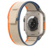 Oranje met beige Trail-bandje met zicht op sensoren voor de gezondheid en het oplaadgebied aan de achterkant van een Apple Watch Ultra