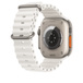 Image d’un Bracelet Océan blanc associé à une Apple Watch Ultra dont on voit les capteurs de santé et la zone de recharge au dos du boîtier