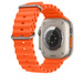 Correa Ocean naranja con los sensores de salud y la zona de carga en la parte trasera del Apple Watch Ultra