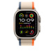 Oranje met beige Trail-bandje met zicht op een Apple Watch met 49-mm kast, de knop aan de zijkant en de Digital Crown.