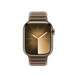 Etunäkymä kaarnanvärisestä magneettilenkistä, kuvassa näkyvät Apple Watchin kellotaulu ja Digital Crown