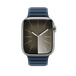 太平洋藍色磁力手帶錶帶的正面，並展示 Apple Watch 的錶面及數碼錶冠