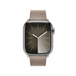 Vorderansicht des Armbands mit Magnetverschluss in Mandel mit dem Zifferblatt der Apple Watch und der Digital Crown