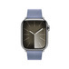 ด้านหน้าของสายแบบ Magnetic Link สีฟ้าลาเวนเดอร์ แสดงหน้าปัดของ Apple Watch และ Digital Crown
