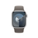 Bracelete desportiva barro (castanho) a mostrar o Apple Watch com caixa de 41 mm e Digital Crown.
