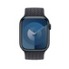 Etunäkymä keskiyönsinisestä punotusta Solo Loop ‑rannekkeesta, kuvassa näkyvät Apple Watchin kellotaulu ja Digital Crown