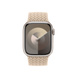 Imagem da frente da pulseira loop solo trançada bege, em que aparecem o mostrador do Apple Watch e a Digital Crown.