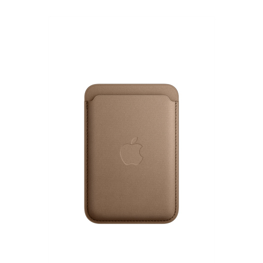 Vue avant d’un porte-cartes en tissage fin avec MagSafe taupe pour iPhone, montrant l’ouverture pour carte sur le dessus et le logo Apple au centre.