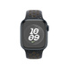 Dây Đeo Thể Thao Nike Màu Trời Đêm Thẳm (đen) được thể hiện cùng Apple Watch với vỏ 41 mm và Digital Crown.