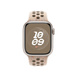 Image d’un bracelet Sport Nike Pierre du désert (marron clair) associé à un boîtier d’Apple Watch de 41 mm dont la Digital Crown est bien visible.