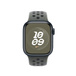 Cargo Khaki (donkergroen) sportbandje van Nike met een Apple Watch met 41-mm kast en Digital Crown.