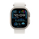 白色海洋表带的搭配效果，展示 Apple Watch 49 毫米表壳、侧边按钮和数码表冠。
