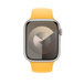 驕陽黃色運動錶帶，並展示 Apple Watch 的 45 毫米錶殼及數碼錶冠。