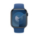 Oceaanblauw solobandje met zicht op een Apple Watch met 45-mm kast en de Digital Crown.