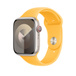 驕陽黃色運動錶帶內側，展示讓錶帶戴起來舒適貼服的收入式鈕扣