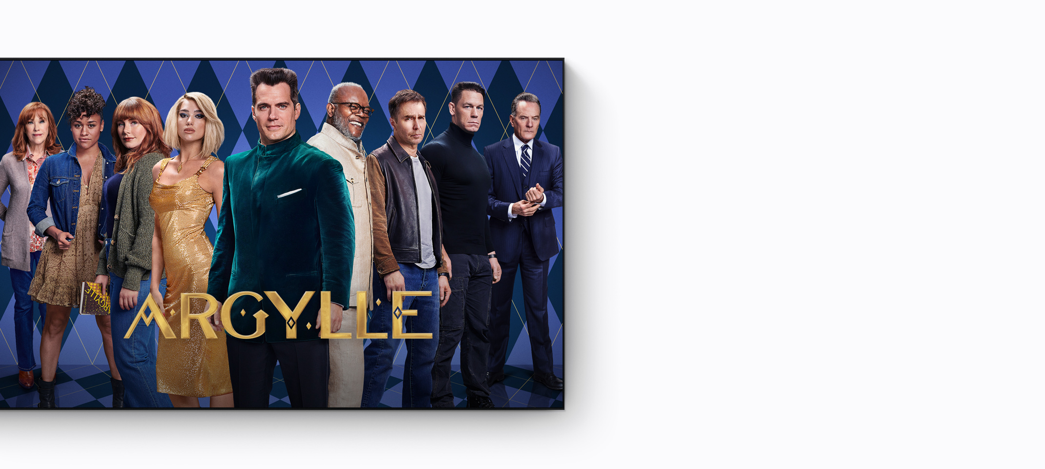 «Argylle» en Apple TV+. El reparto, que está de pie formando una V, sobre un fondo con rombos, está conformado, de delante hacia atrás, por Henry Cavill, Dua Lipa, Samuel L. Jackson, Bryce Dallas Howard, Sam Rockwell, Ariana DeBose, John Cena, Catherine O'Hara y Bryan Cranston