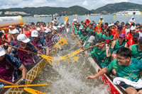 | Photo: AP/Chan Long Hei : Hong Kong Dragon Boat Festival