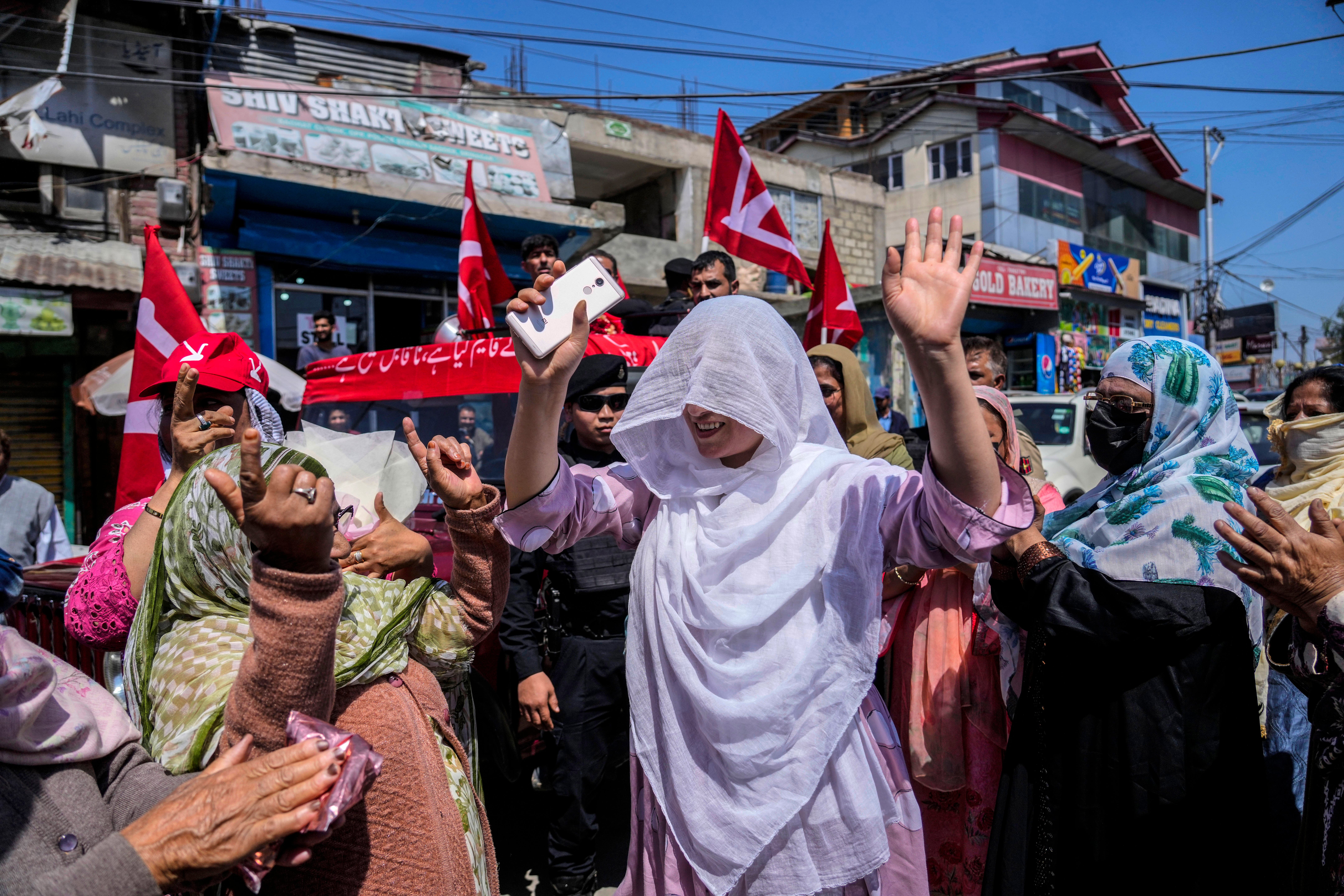 <p>Supporters of National Conference party dance during an election rally in Srinagar, Kashmir</p>