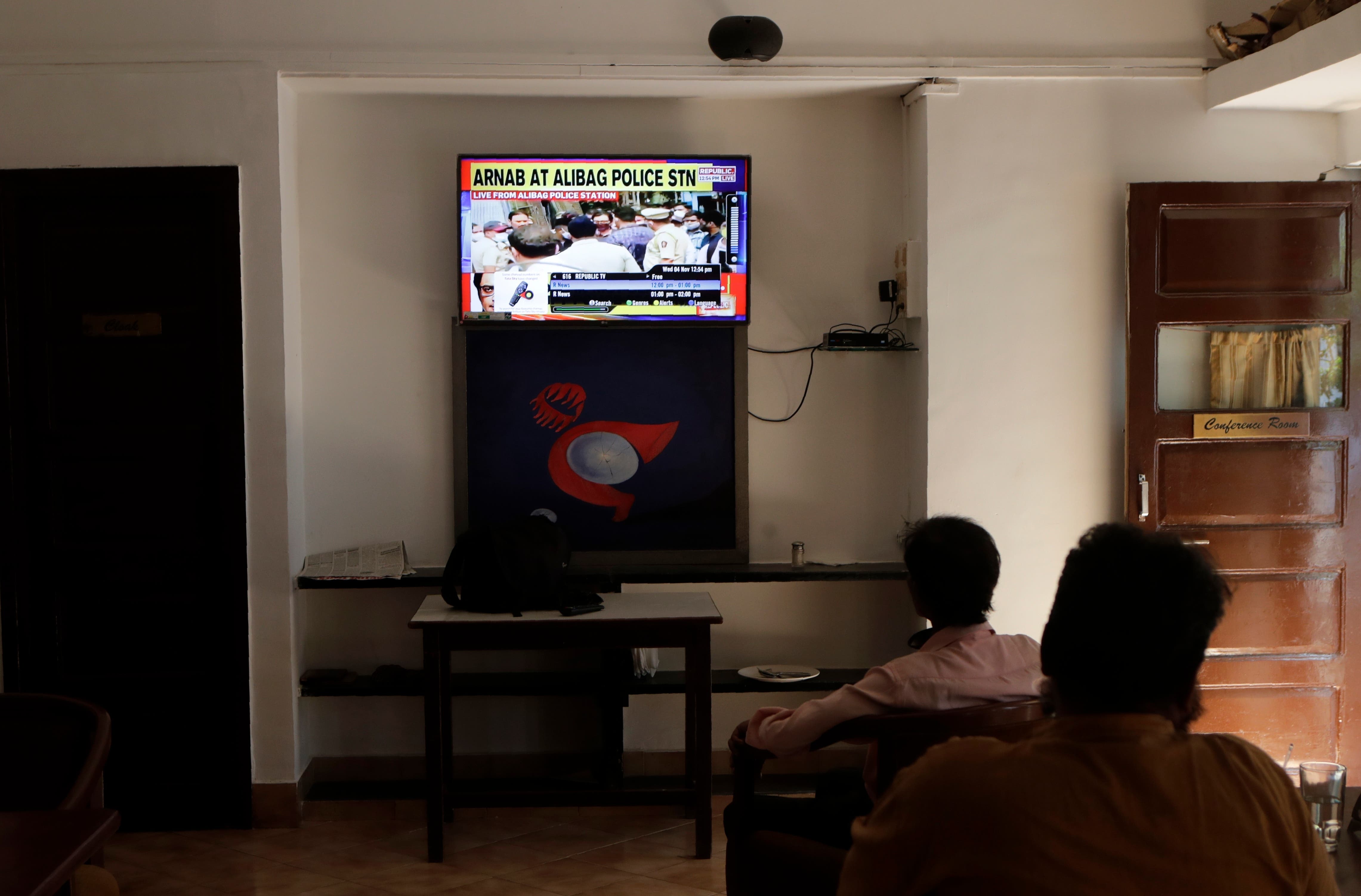 <p>Journalists watch on television the news of the arrest of right-wing television news anchor Arnab Goswami at the Mumbai Press Club in 2020 </p>