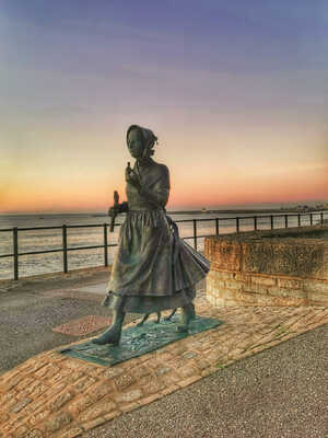 mary anning sculpture in lyme regis