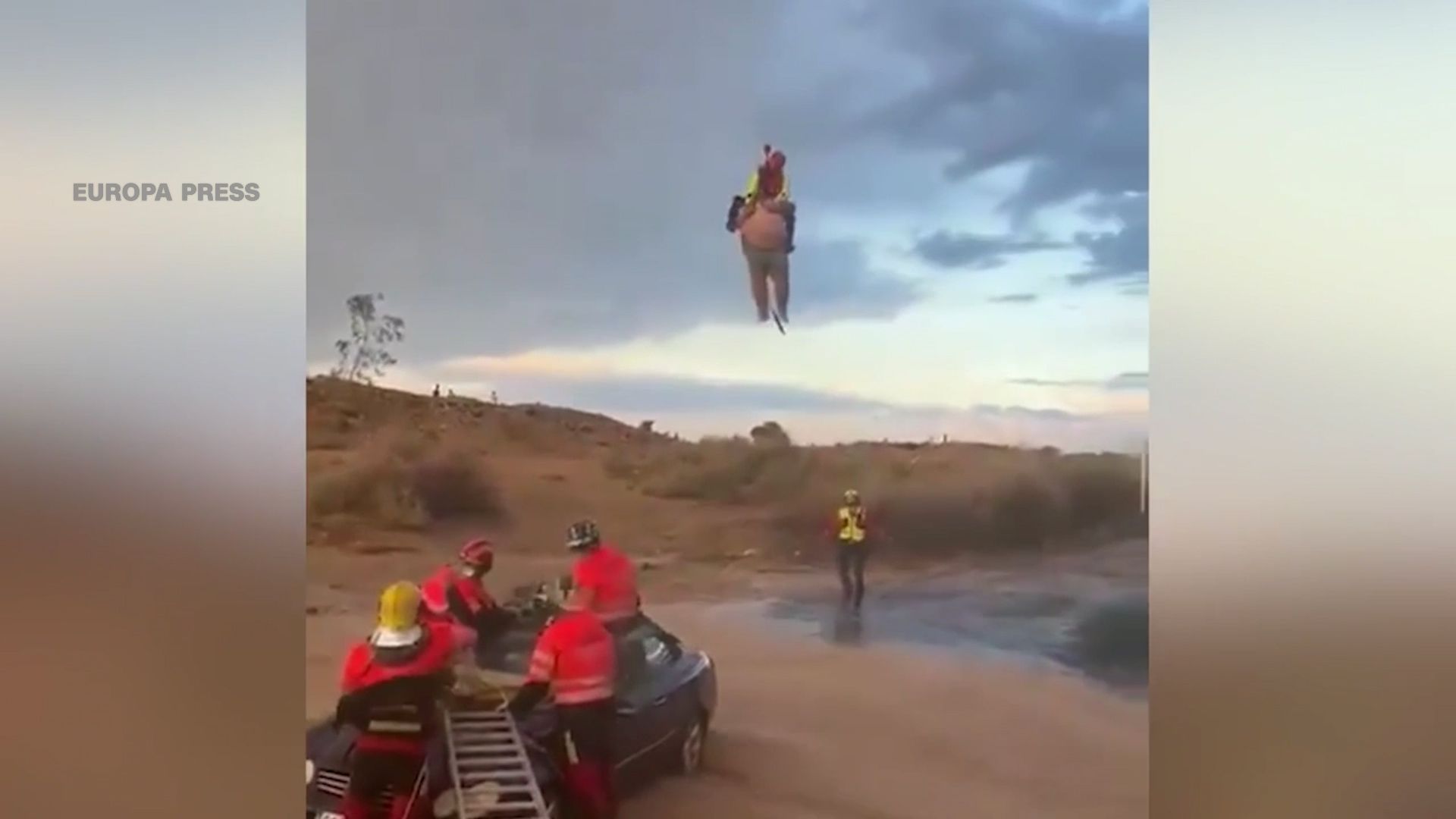 Rescatan con un helicóptero a conductor de auto atrapado en una corriente en Murcia, España