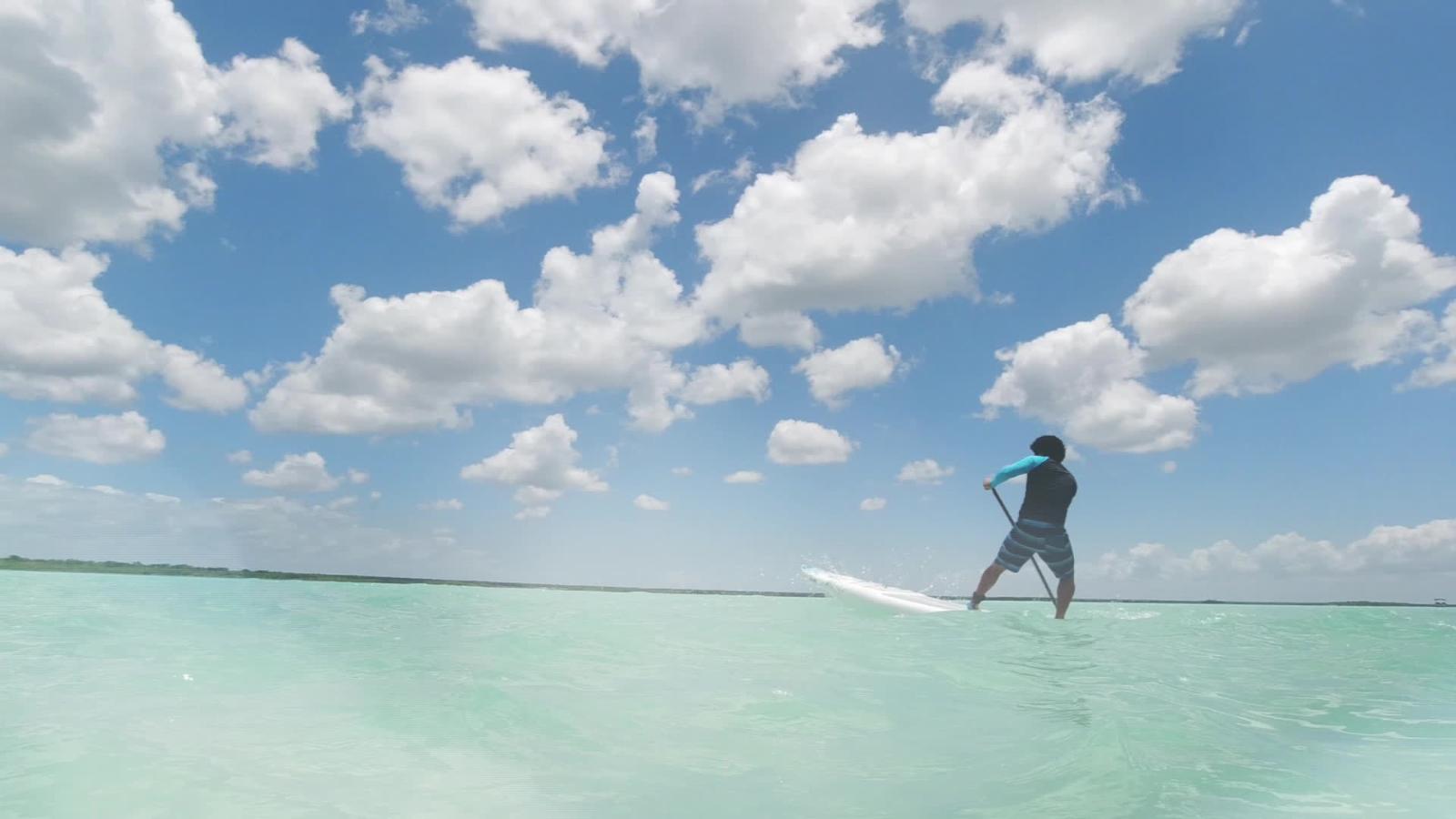 Surf de remo es otra manera de recorrer la Laguna Bacalar