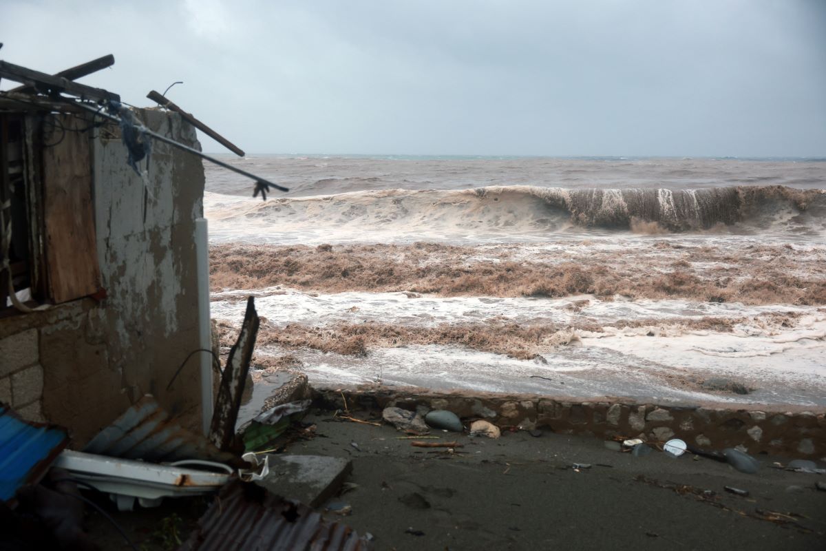 Las olas chocan contra la costa cuando el huracán Beryl pasa por el área el 3 de julio de 2024, en Kingston, Jamaica. (Foto de Joe Raedle/Getty Images)