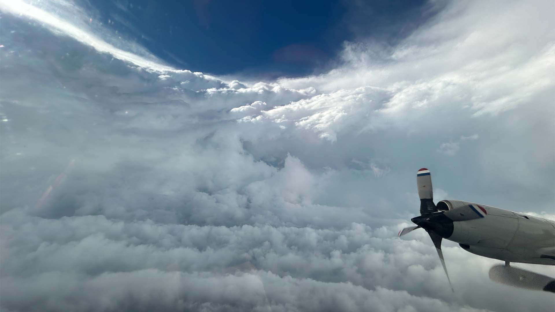 Así se ve el huracán Beryl desde un avión