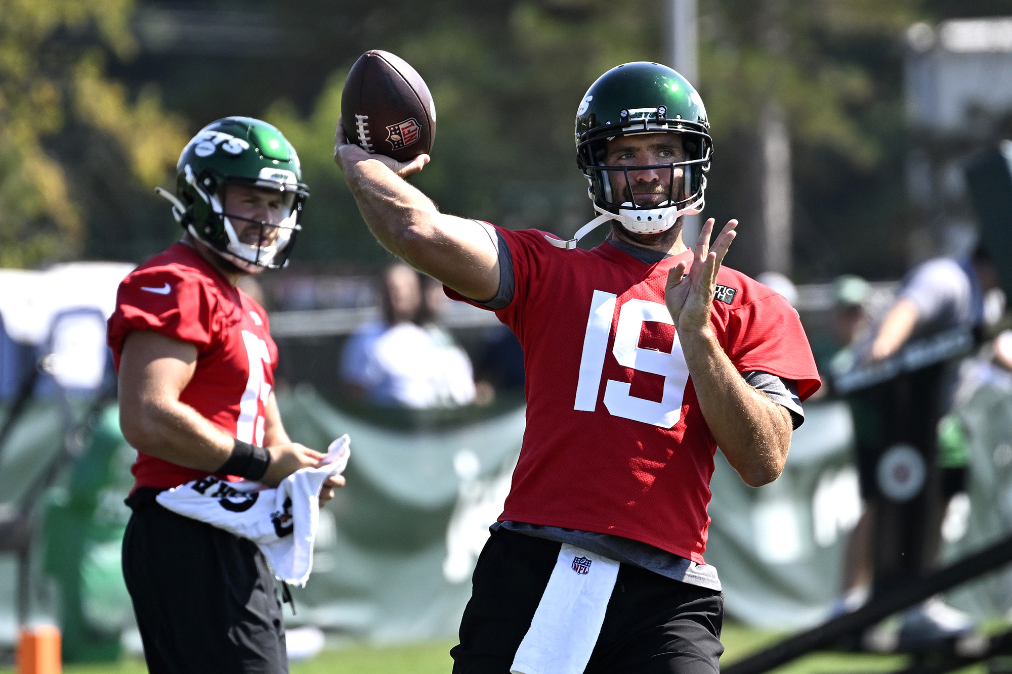 Joe Flacco throws a pass at Jets practice on Aug. 20, 2022.