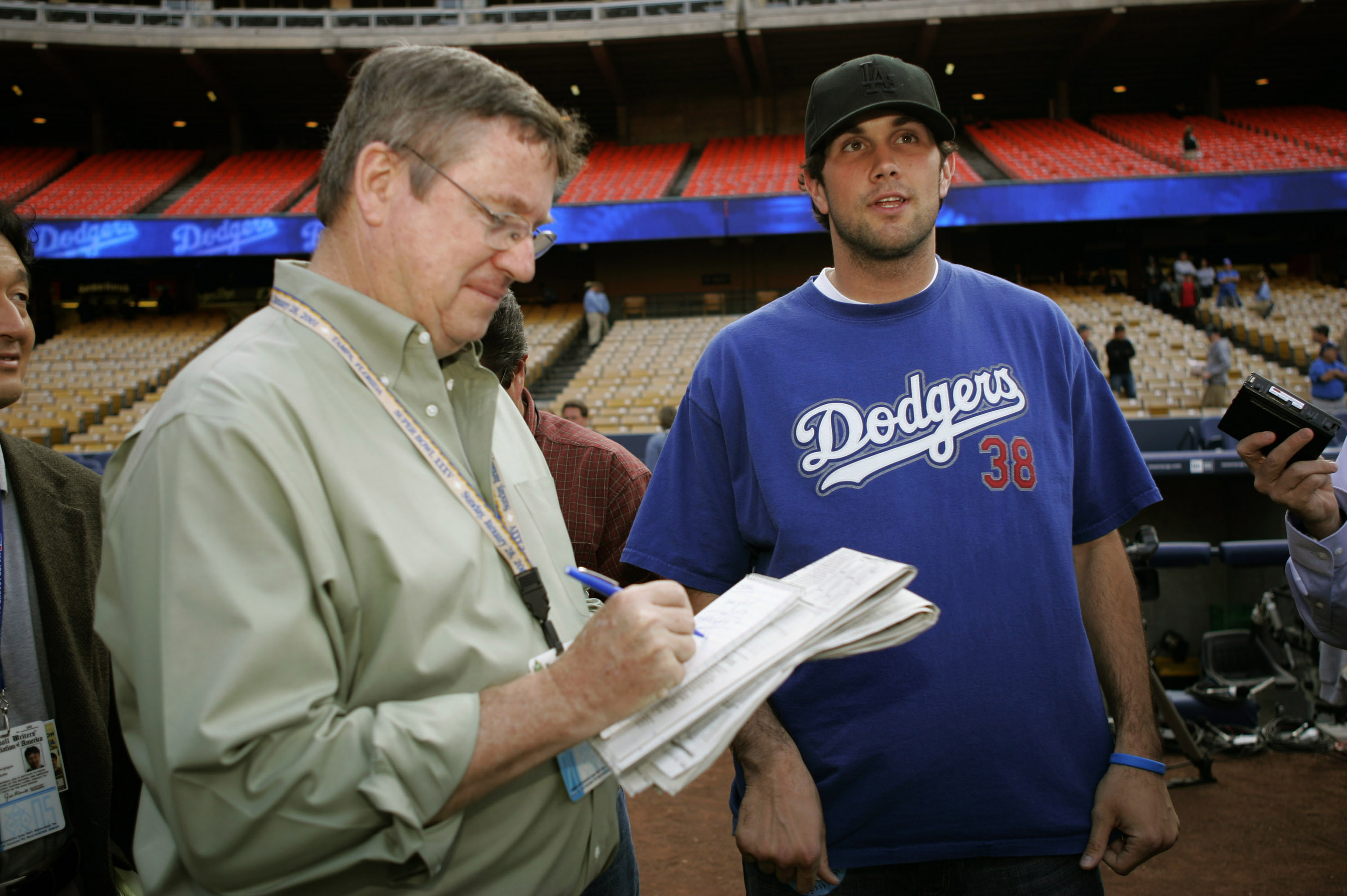 T.J. Simers (l.) talking to Matt Leinart (r.) in 2005.