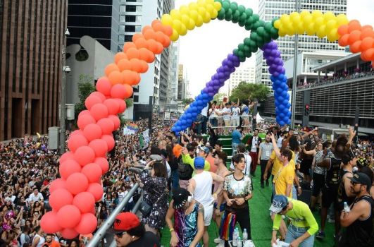 Parada do Orgulho de SP começou com drag queen deitada na av. Paulista; entenda