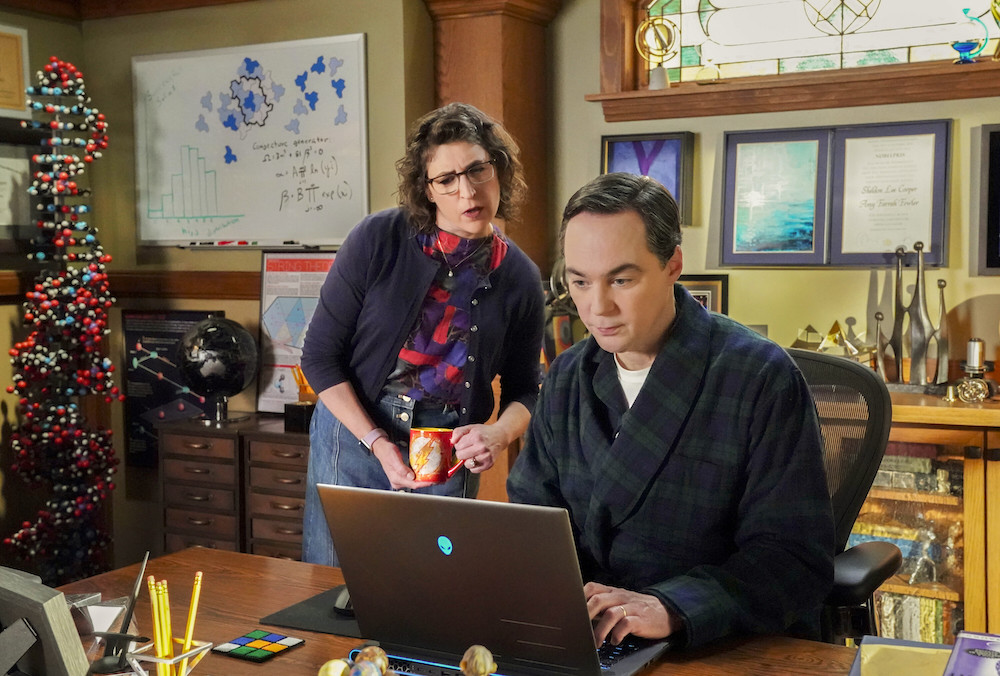 FIRST LOOK: Jim Parsons and Mayim Bialik reprise their roles of Sheldon Cooper and Amy Farrah Fowler in the series finale of YOUNG SHELDON, Thursday, May 16 (8:00-8:31 PM, ET/PT and 8:31 – 9:00 PM, ET/PT) on the CBS Television Network, and streaming on Paramount+ (live and on-demand for Paramount+ with SHOWTIME subscribers, or on-demand for Paramount+ Essential subscribers the day after the episode airs). The pair last appeared on screen together in THE BIG BANG THEORY series finale, which aired in May 2019. Pictured (L-R): Mayim Bialik as Amy Farrah Fowler and Jim Parsons as Sheldon Cooper       Photo Credit: Bill Inoshita / 2024 Warner Bros. Entertainment Inc. All Rights Reserved.
