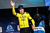 Third placed Team Visma-Lease a Bike's Belgian rider Wout van Aert waves on the podium after the 'E3 Classic' one day cycling race, in Harelbeke, on March 22, 2024. (Photo by JASPER JACOBS / Belga / AFP) / Belgium OUT Foto: JASPER JACOBS