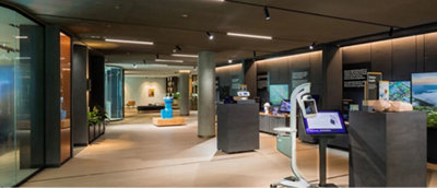 Um museu com muitas exposições e uma parede de vidro.