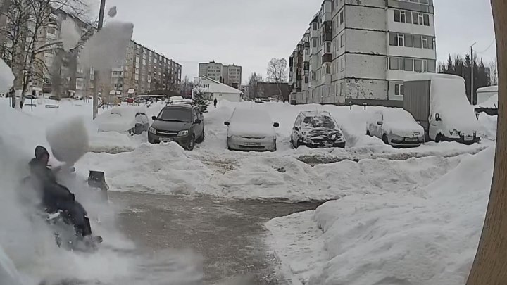 Упавший на старушку снег проломил под ней скамью. Real Video