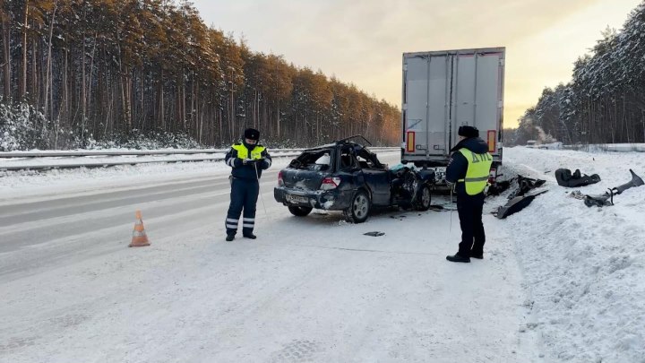 "Субару" забилась под стоячую фуру