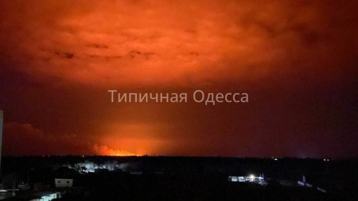 В Одессе взрывы, столбы дыма и зарево над горизонтом. «Шахид...