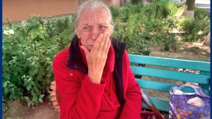 «Никому не нужна 62-летняя волгодончанка живет на лавочке по...