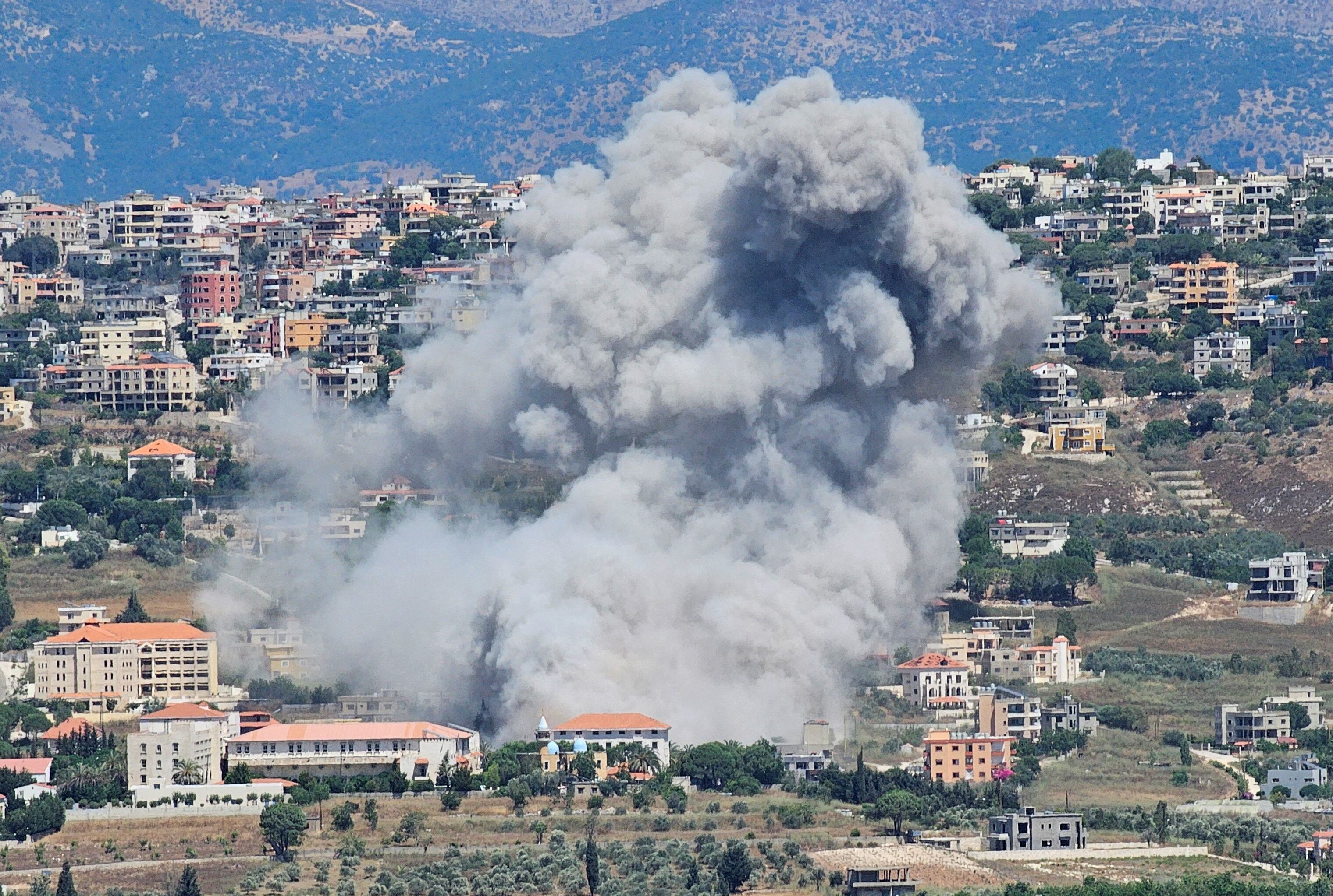 Explosión en la localidad libanesa de Khiam, este martes, en medio de choques constantes entre fuerzas israelíes y de la milicia chií Hezbolá.