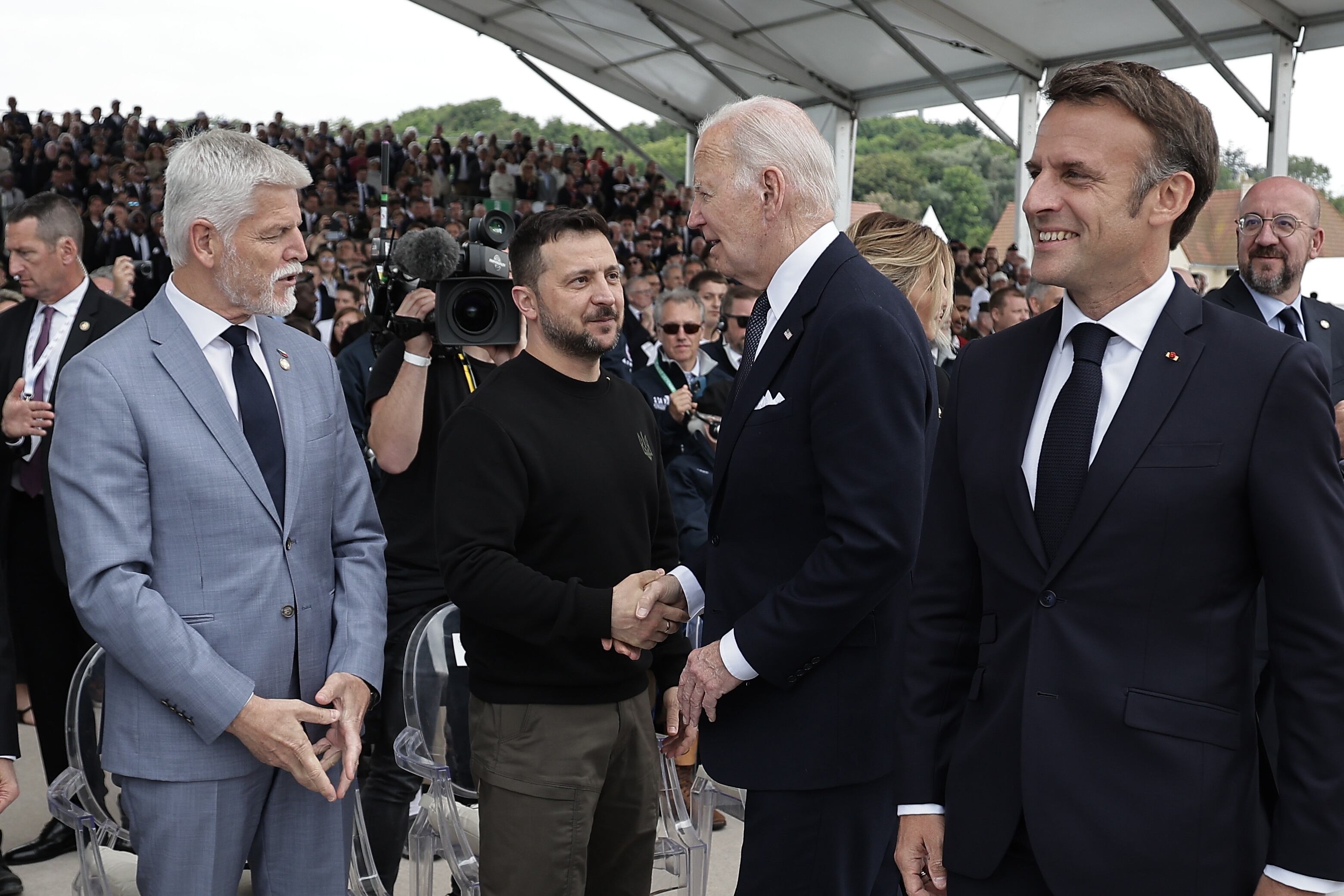 Volodymyr Zelenskiy greets Joe Biden in the presence of Emmanuel Macron and Petr Pavel, this Thursday in Saint-Laurent-sur-mer.