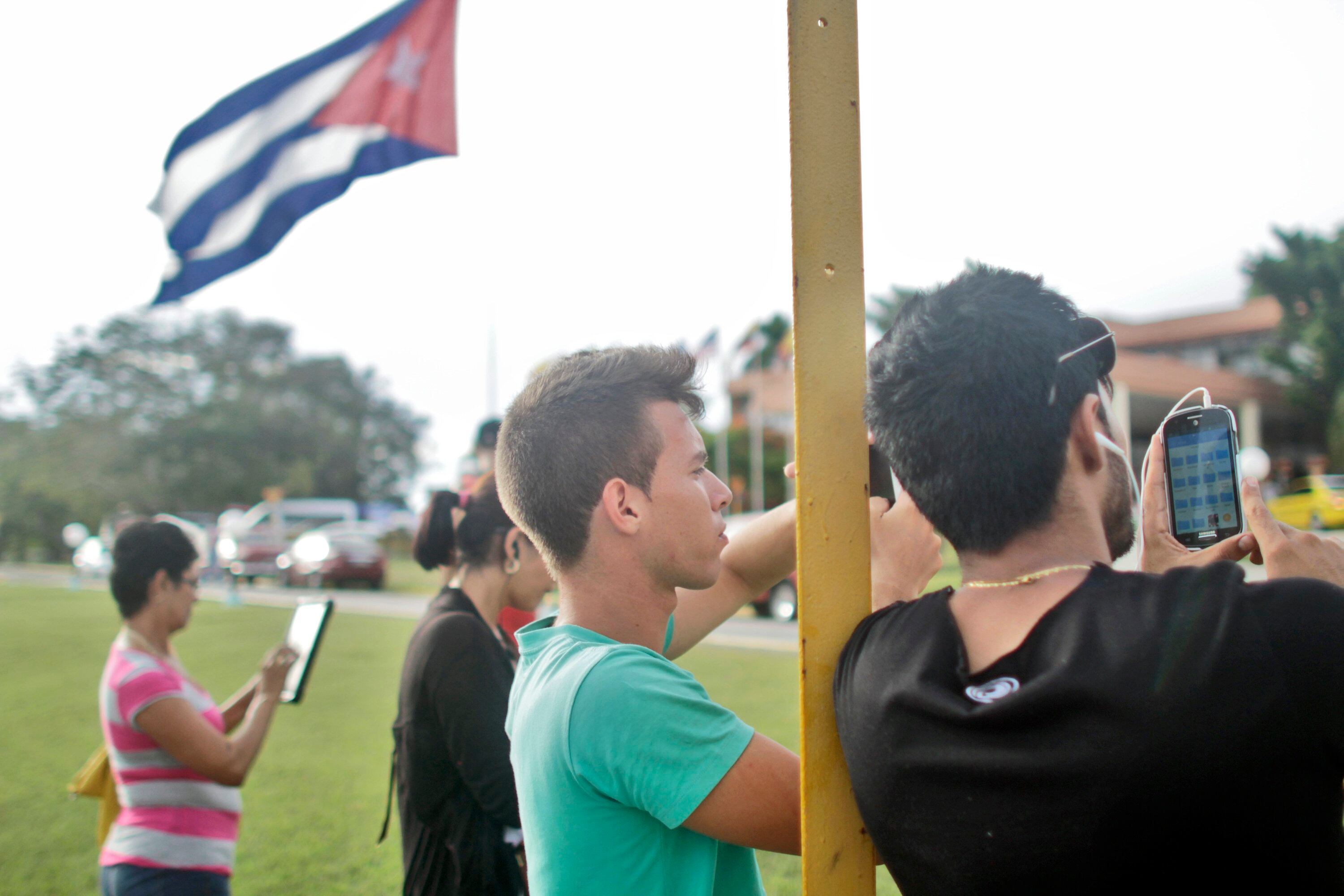 Dozens of people stand in front of the Pernik Hotel in the city of Holguín (Cuba) to connect to the internet, in a file photograph.