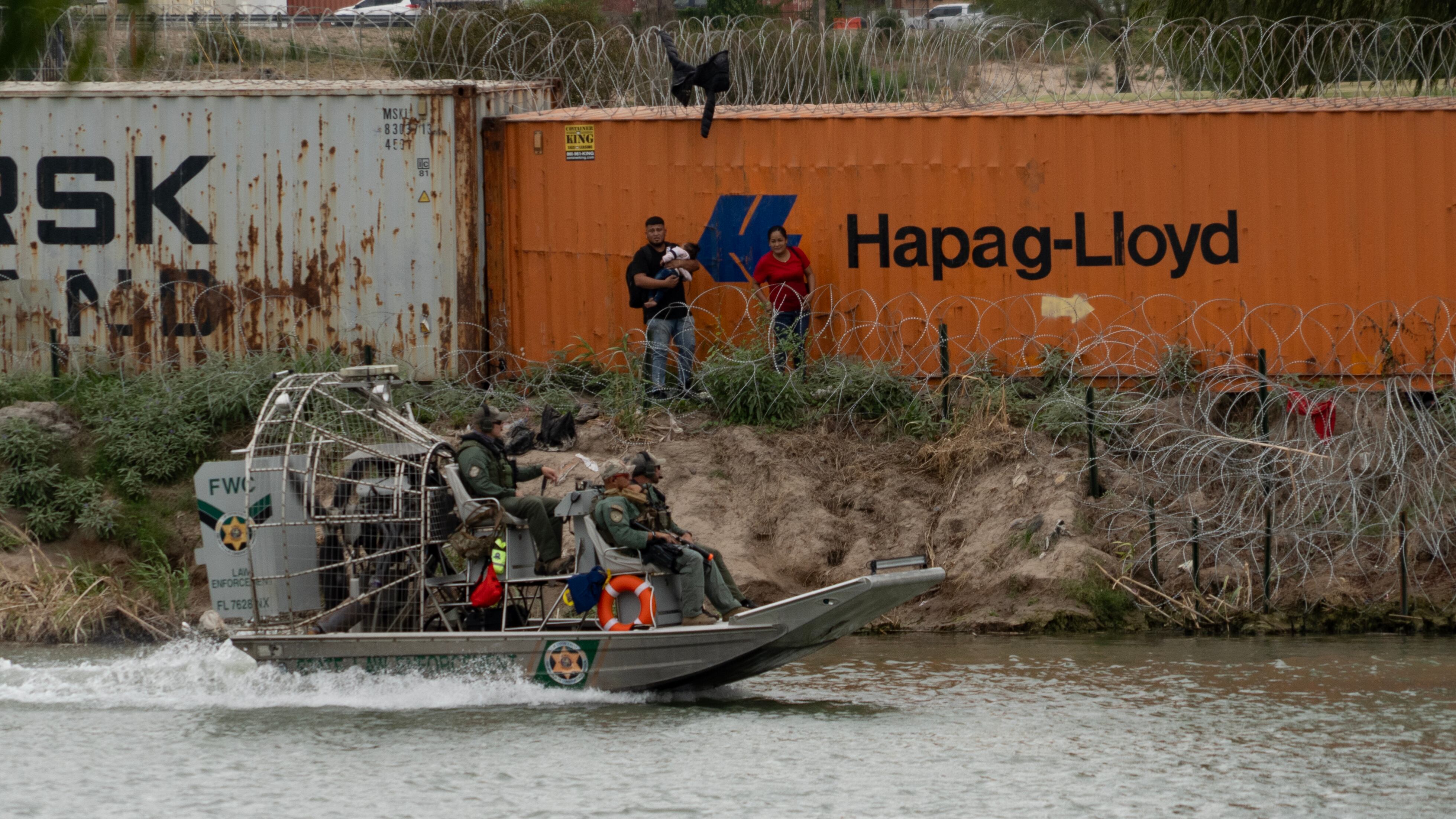 A family of migrants tries to cross the Rio Grande on the border between Eagle Pass (Texas) and Piedras Negras (Coahuila).