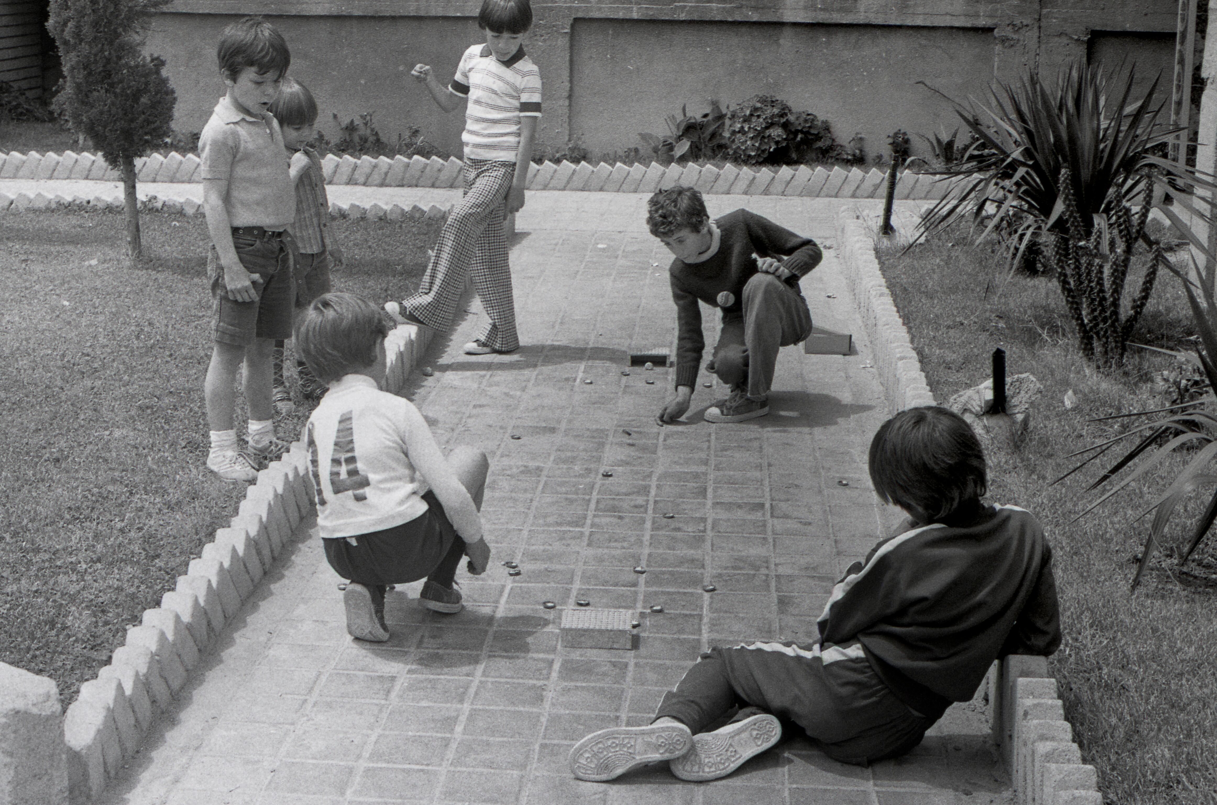 Niños juegan a las chapas en Leganés (Madrid), en 1978.