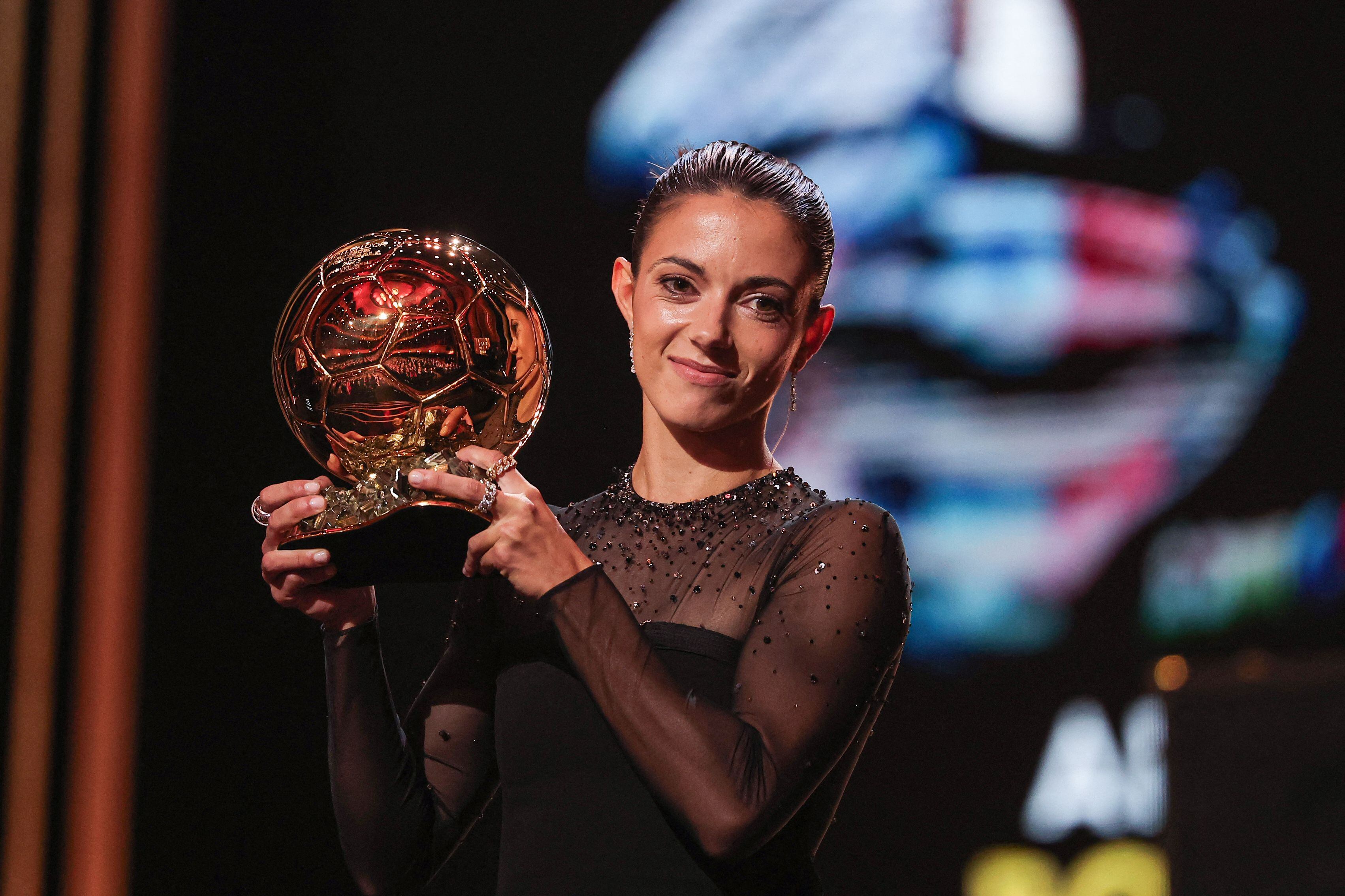 Aitana Bonmatí recibe el Balón de Oro en París.