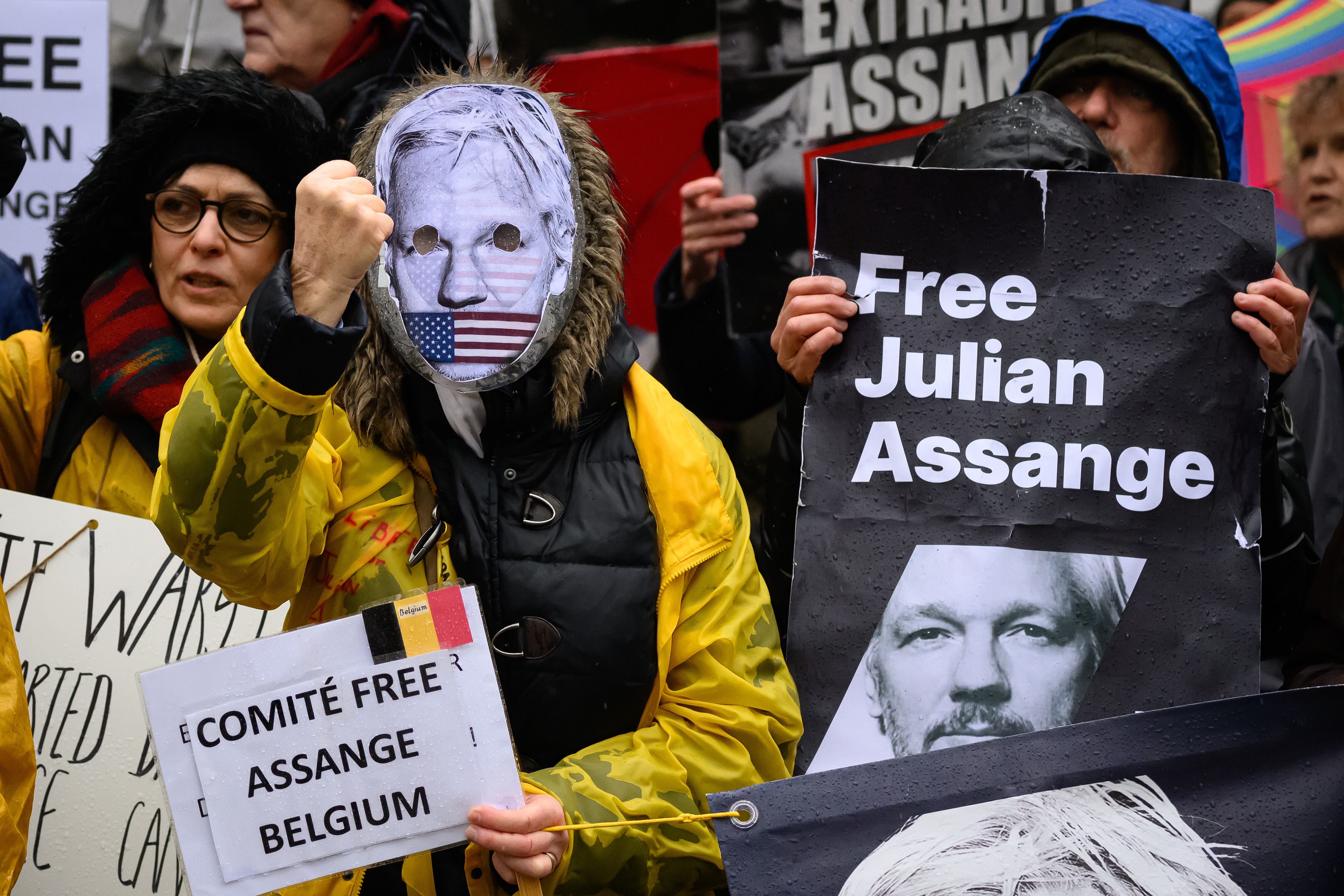 Activists in defense of Julian Assange protested on February 21 before the High Court of Justice in London against the activist's possible extradition to the United States.